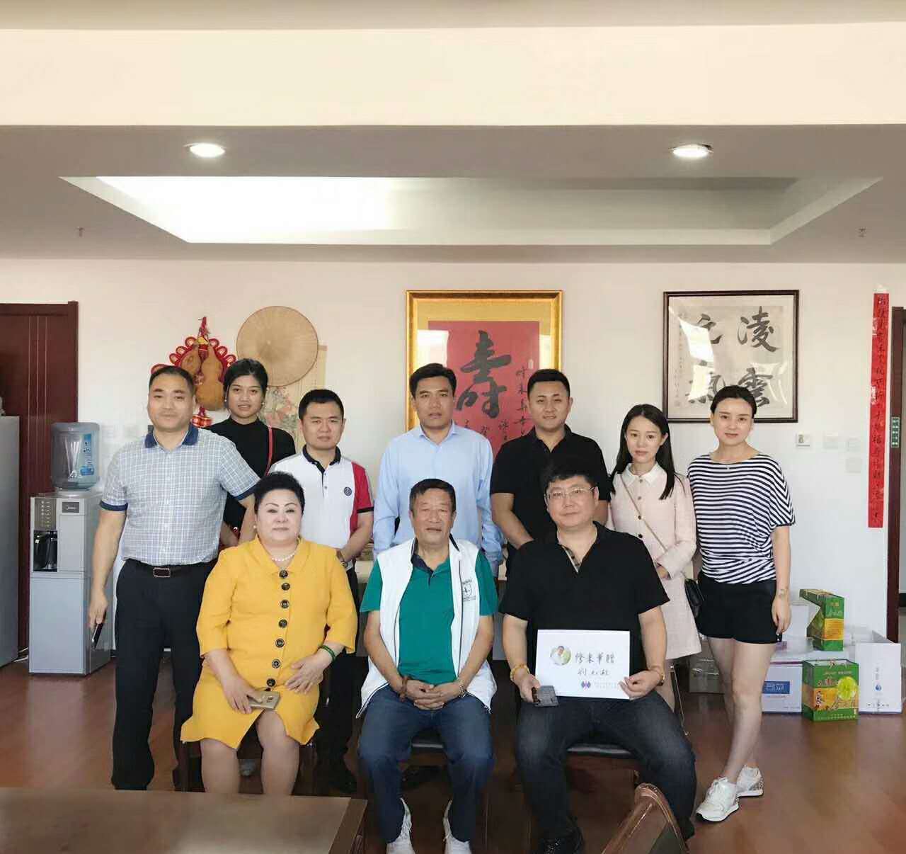 尊龙凯时董事长刘元柱与修正药业修来华老爷子亲热会晤并获赠题字留念