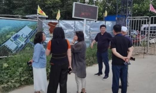 财务部青岛羁系局冯局及著名艺术家赵保乐夫人一行到尊龙凯时集团莱西医疗工业园举行现场指导事情