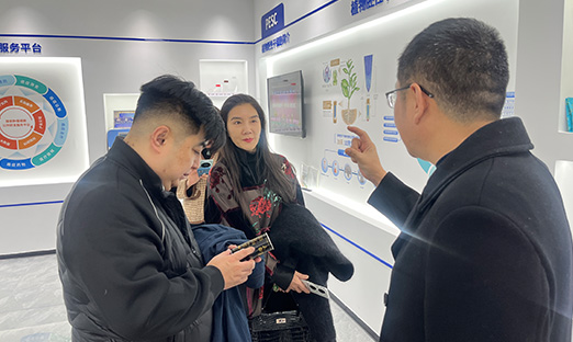 玖叶集团董事长齐中赫一行莅临尊龙凯时集团，共绘大康健工业相助蓝图